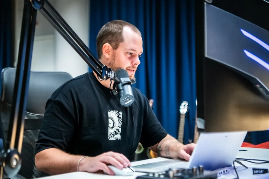 Jarkko Vilska working at the ODDstudio production desk